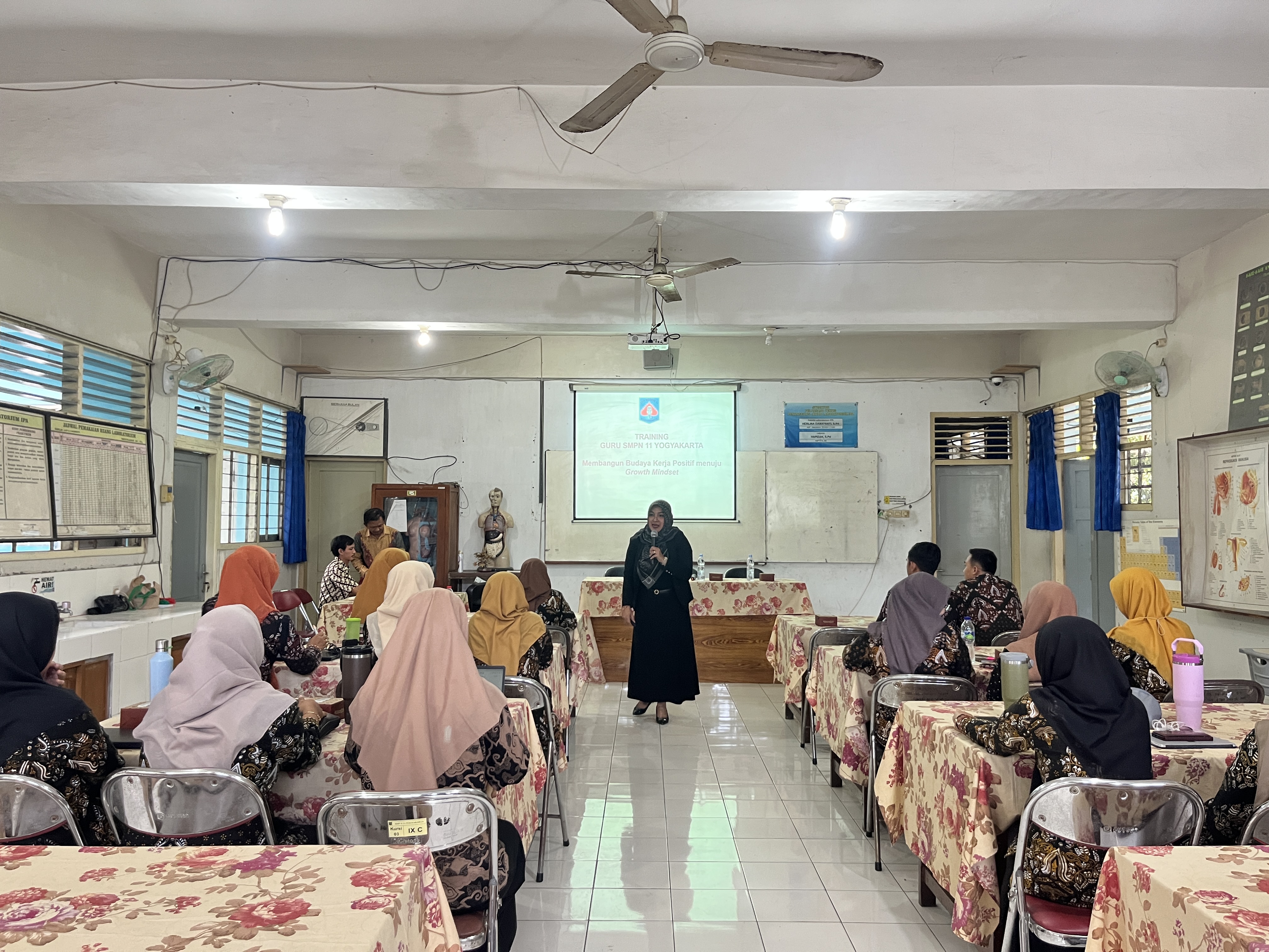 IHT Growth Mindset Membangun Budaya Kerja Positif Guru SMPN 11 Yogyakarta 